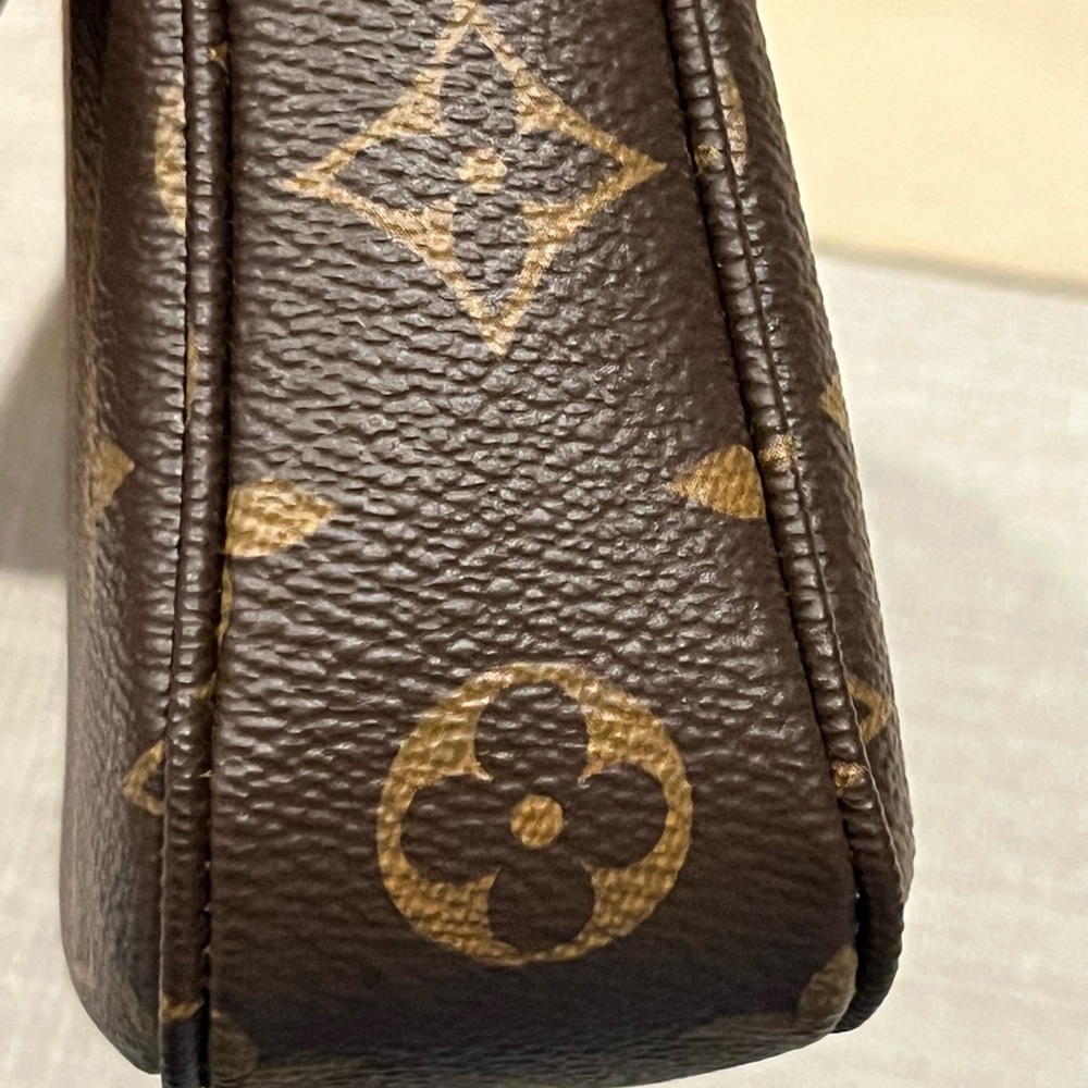 Authentic Louis Vuitton Pochette Accessories NM in the Monogram - Picture 9 of 16